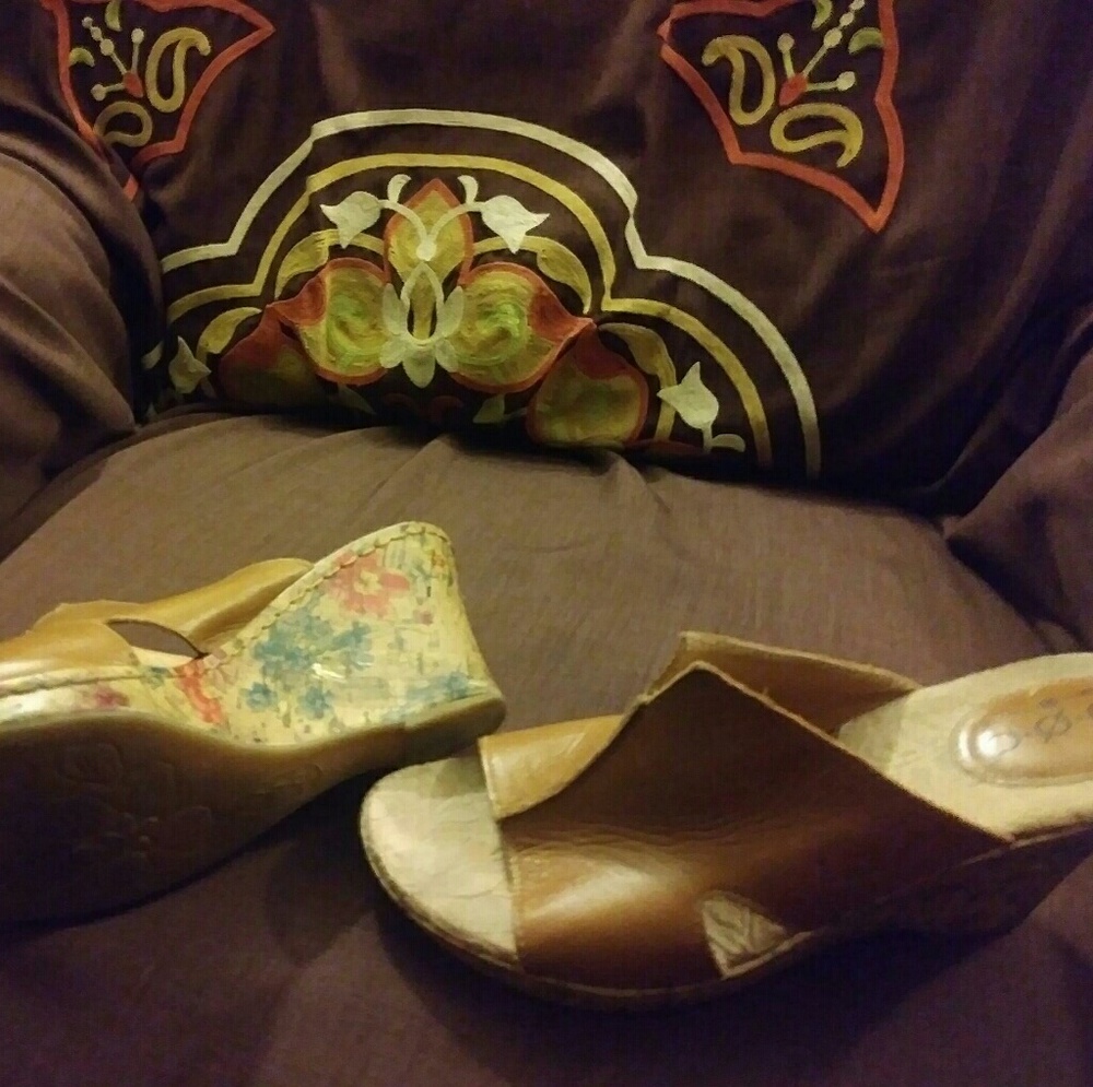 BOC Women Wedge sandal size 8M